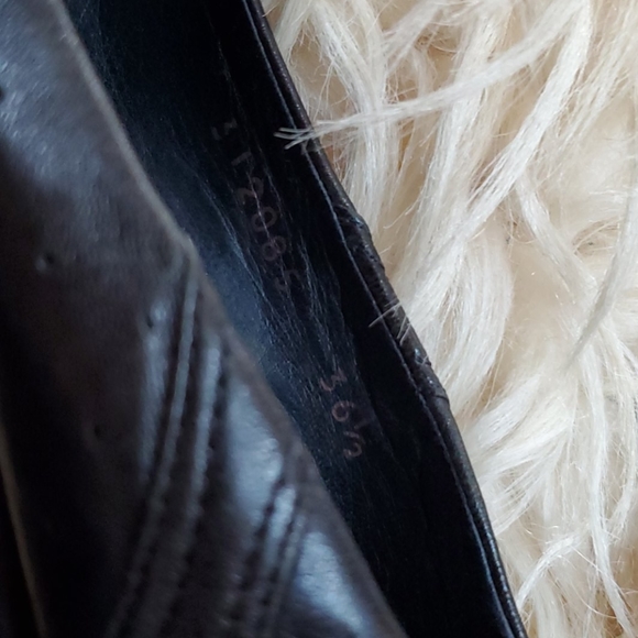 Super comfortable Prada - Picture 3 of 8